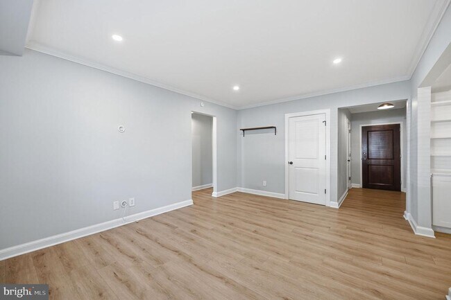 Building Photo - 906 S Washington St
