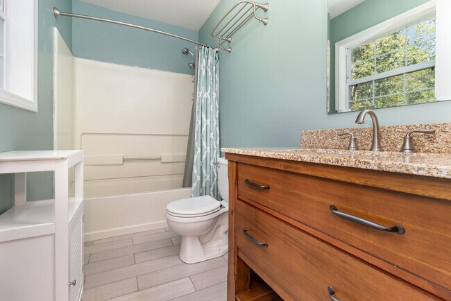 Building Photo - Private 5.7-Acre Lake Retreat – 3-Bed Esta...