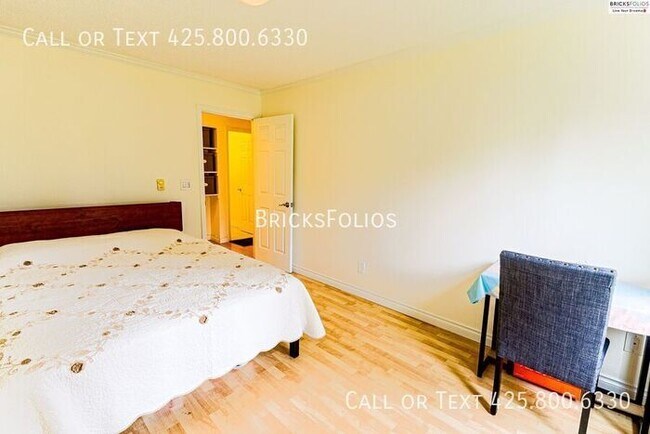 Building Photo - Prime Bellevue Condo, conveniently located...