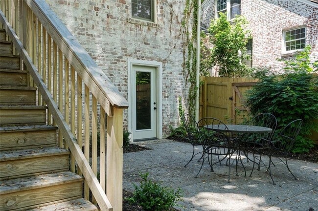 Building Photo - 833 Martina Dr NE