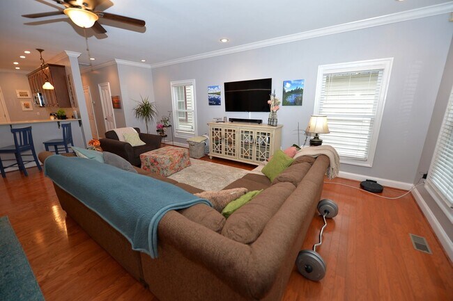 Building Photo - Walk to Naval Hospital! Beautiful Home, Gr...