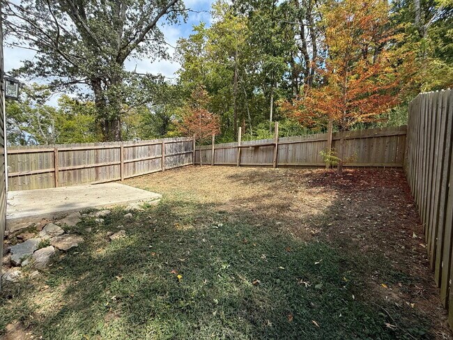 Building Photo - Amazing 3 bed 2.5 w/fenced yard. 10 min fr...