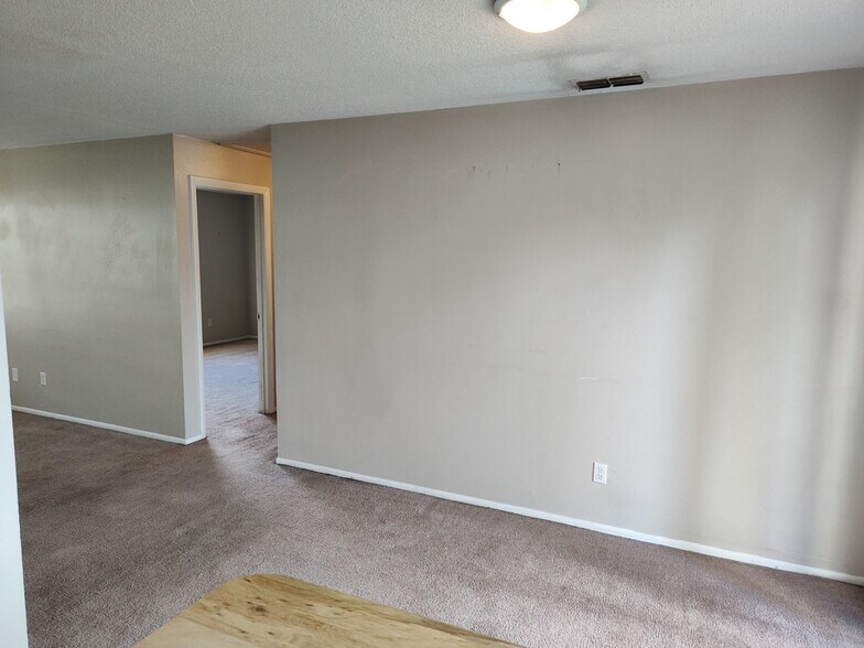 Building Photo - 2324 S Sandburg Pt