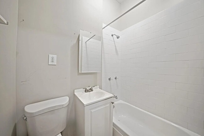 Building Photo - Beautiful Greystone building on Chicago's iconic Augusta Boulevard in the Ukrainian Village / Hum...