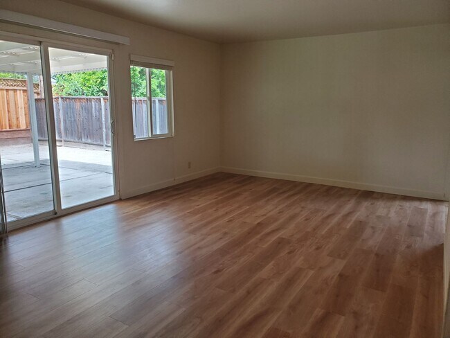 Building Photo - Beautiful 3 bedroom, 2 bath home available now