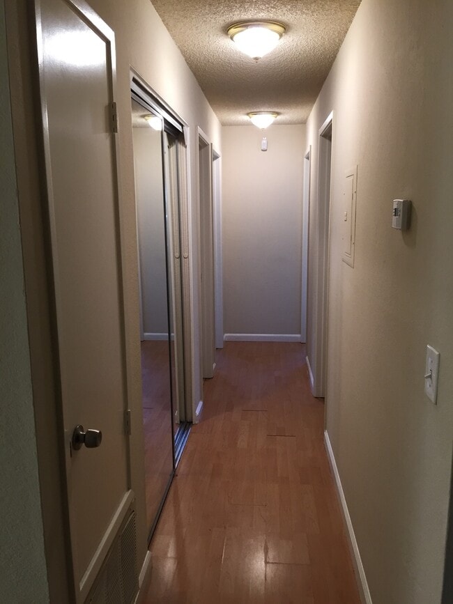 Building Photo - Spacious 3 bedroom condo with hardwood flo...
