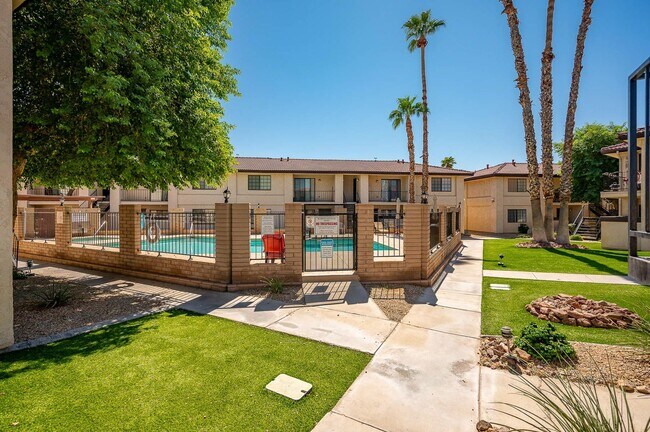 Building Photo - 2 BR Condo in gated community with many ut...