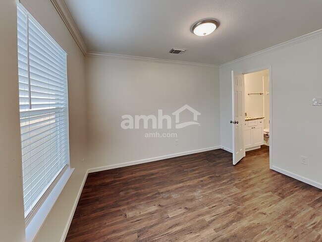 Building Photo - 3347 Bent Spring Ct