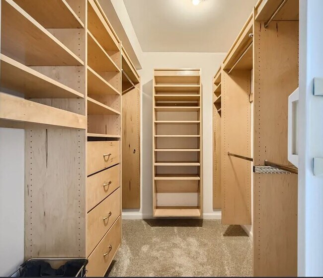 Building Photo - 827 S Charles St