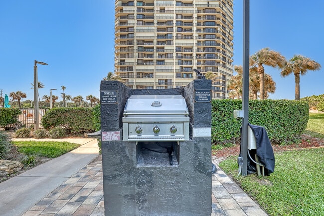 Building Photo - 9550 S Ocean Dr