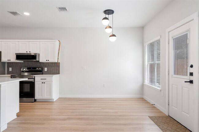 Building Photo - 3413 Blumie St