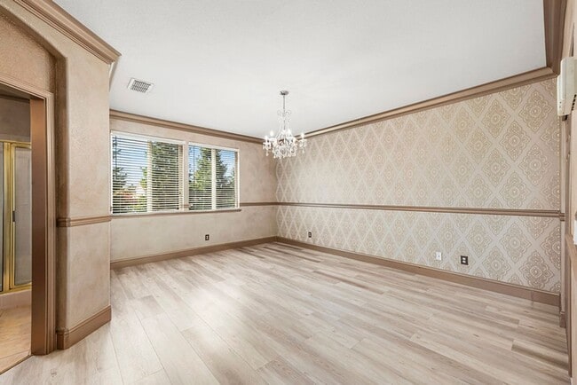 Building Photo - For rent: spacious and updated 5-bedroom, ...