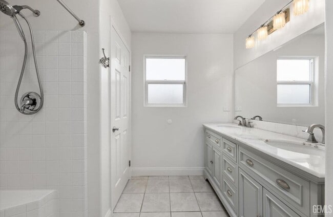 Building Photo - Beautiful Home in the Gated Community of G...