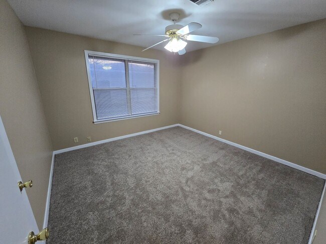 Building Photo - Bryan - 4 bedroom / 2 bath / fenced in bac...