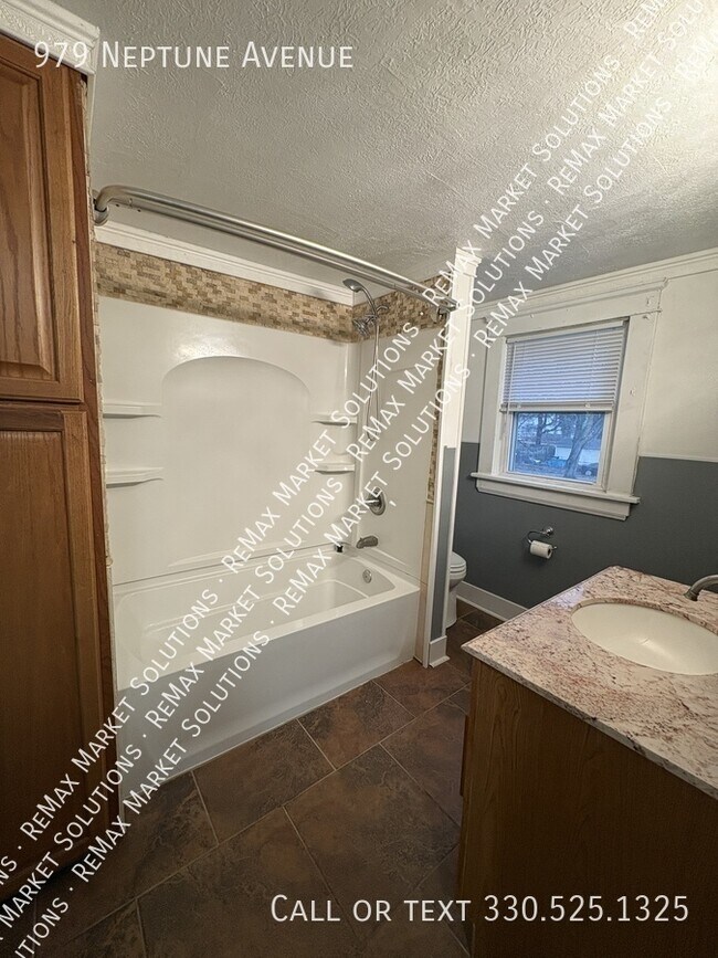 Building Photo - 979 Neptune Ave