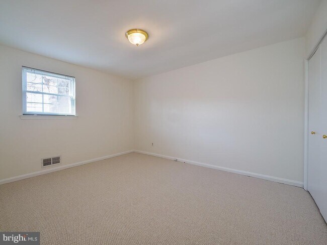 Building Photo - 2702 Navarre Dr