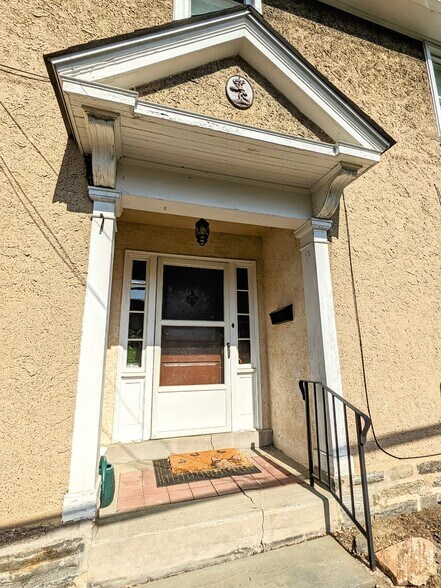 Building Photo - 920 E Railroad Ave