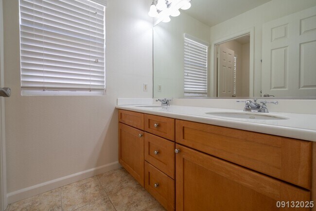 Building Photo - 4 Bed 3 Bath in Ocean Pointe
