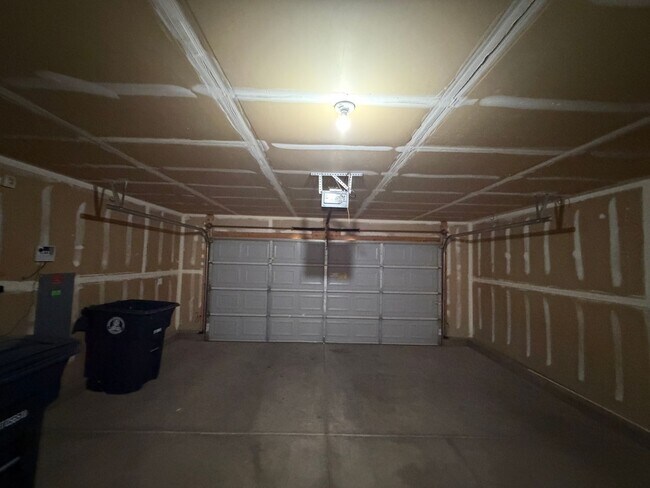 Building Photo - 4 Bedroom Home Available Near McMahon Blvd NW & Universe Blvd NW!