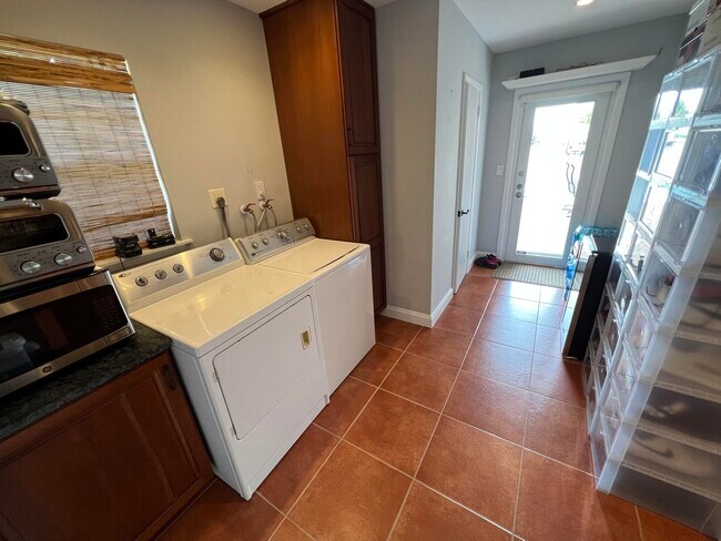 Building Photo - 1653 Poinsettia Dr