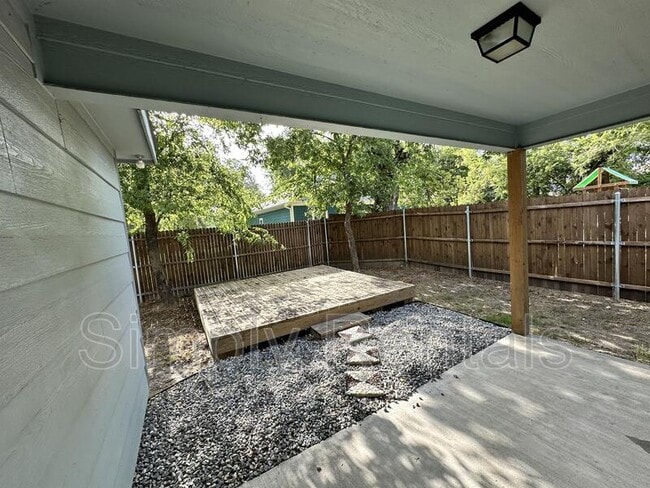 Building Photo - 1310 Sabine St