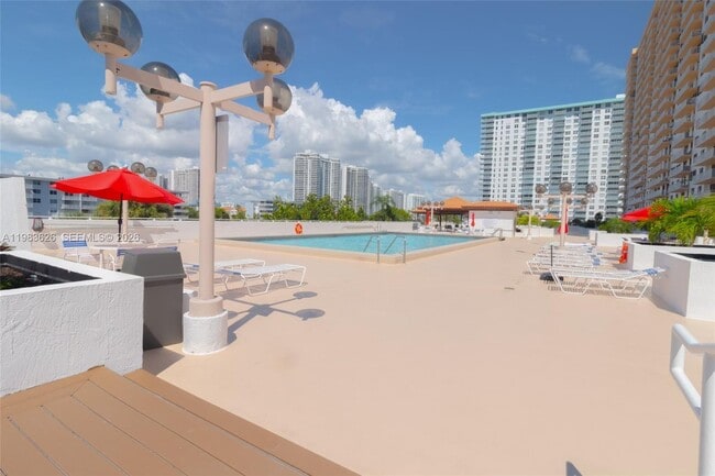 Building Photo - 290 174th St St