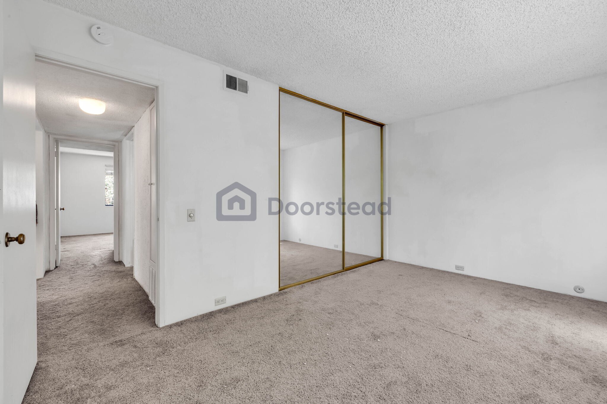 Building Photo - 724 Woodside Ln E