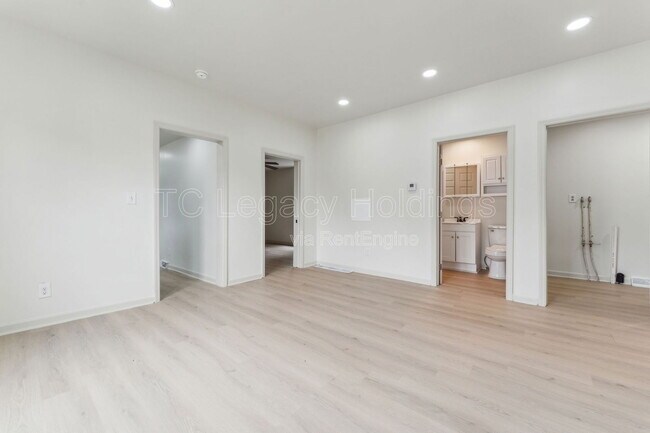 Building Photo - 421 Walnut Ave