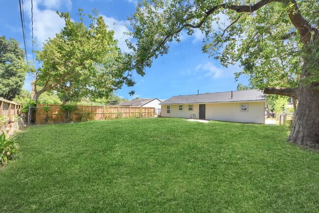 Building Photo - 5003 Enyart St