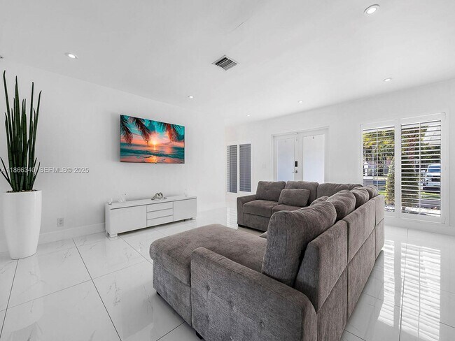 Building Photo - 6951 Miami Lakeway S