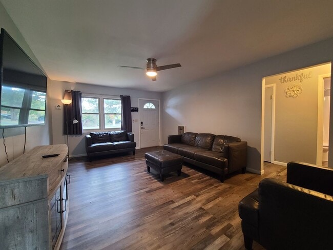 Building Photo - 2195 W Glenlord Rd