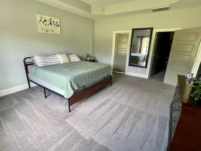 Building Photo - Welcome to this charming 3-bedroom, 2-bath...