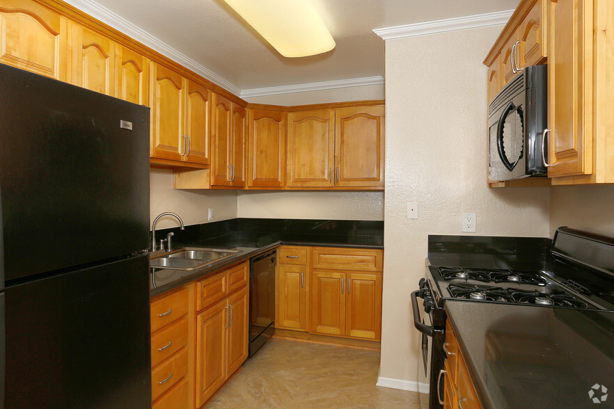 2 BR, 2 BA - 993 SF - Canyon Crest Village Apartments