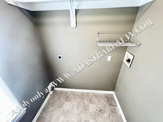 Building Photo - Spacious Shawnee Townhome 3 Bed/3 Bath-Ava...
