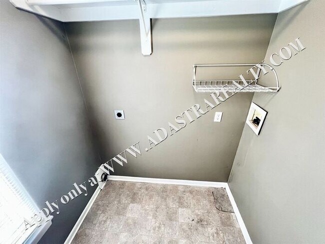 Building Photo - Spacious Shawnee Townhome 3 Bed/3 Bath-Available NOW!!