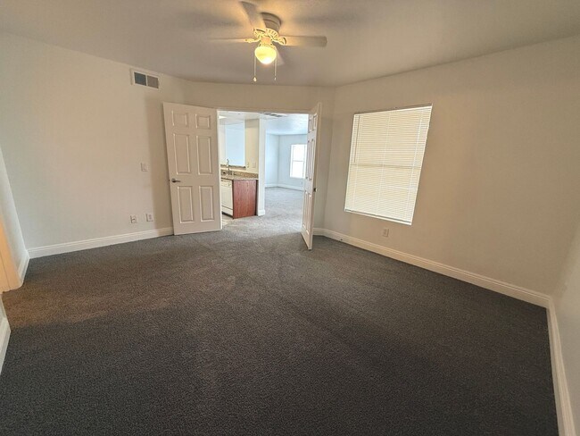 Building Photo - SPACIOUS 2BED/2BATH CONDO ON THE 2ND FLOOR