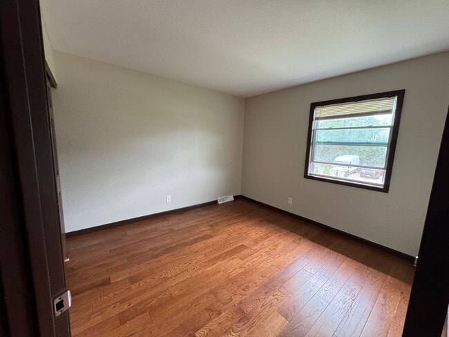 Building Photo - Your new Townhouse Awaits! 3 Bed / 1.5 Bat...