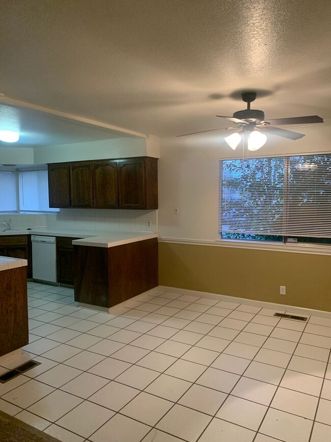 Building Photo - Must See! Lovely 3 Bedroom 2 Bath Home wit...