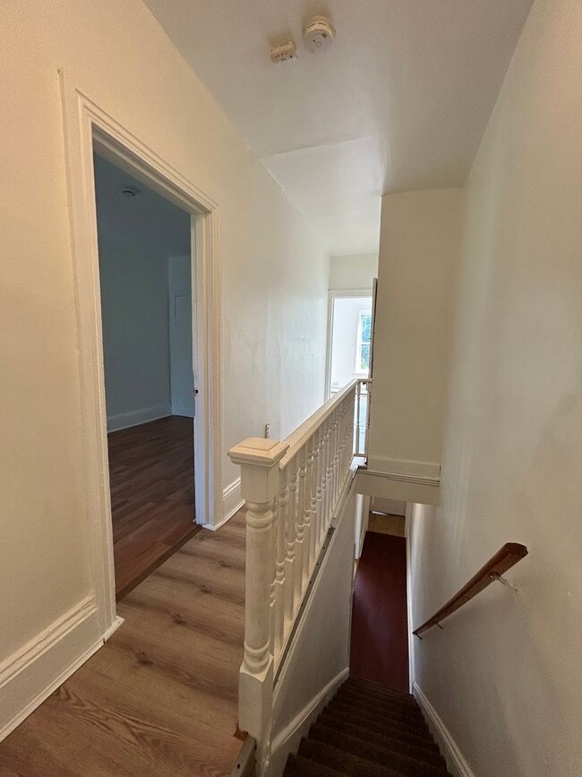 Building Photo - Nice 3 bedroom house big kitchen and Parking