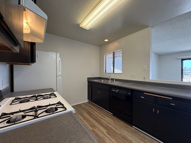Building Photo - Quail Meadows Upstairs Condo with Easy Access to 101 Frwy/VSFB