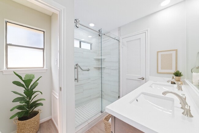 Building Photo - 154 Old Bridge Lake St