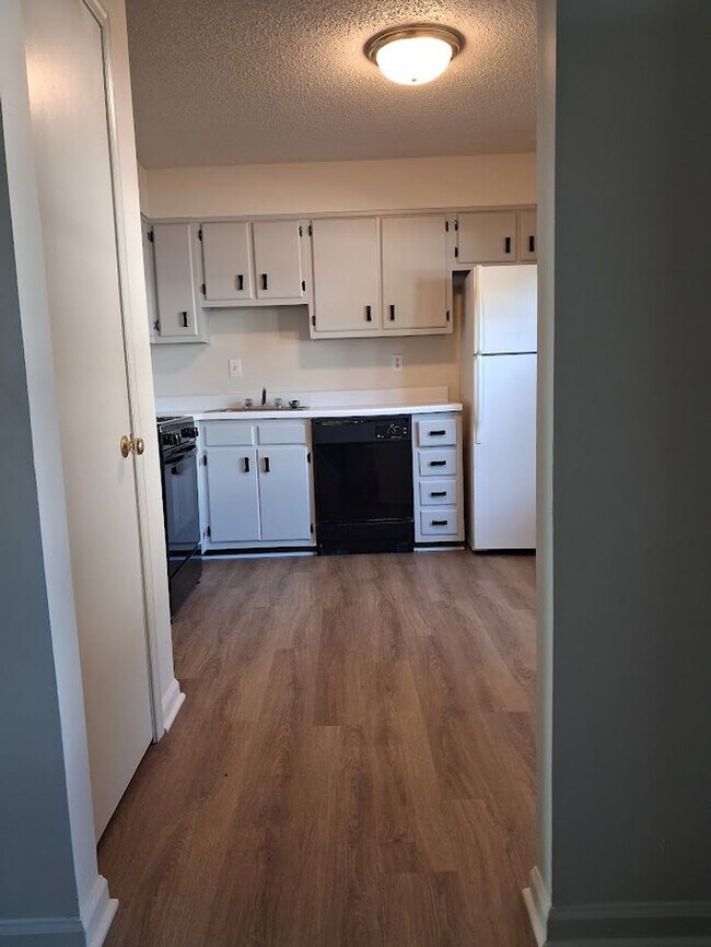 Building Photo - Charming 3BR Townhouse with Fenced Backyard and Community Pool