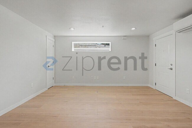 Building Photo - 4323 Arnold St NE