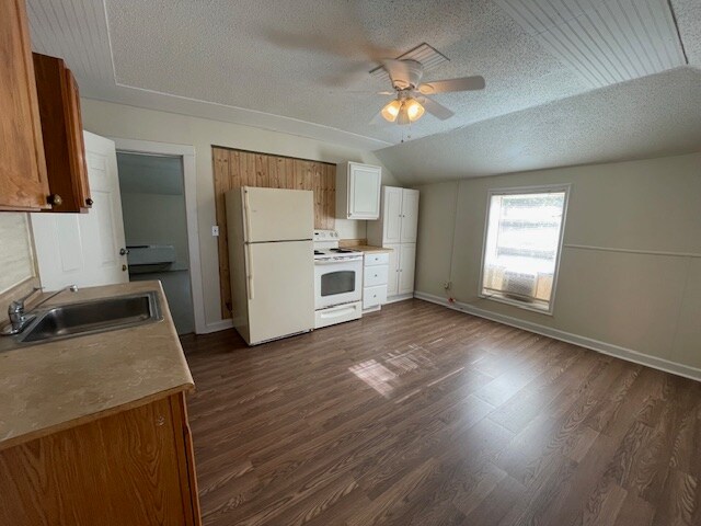 Building Photo - 300 Sortwell St