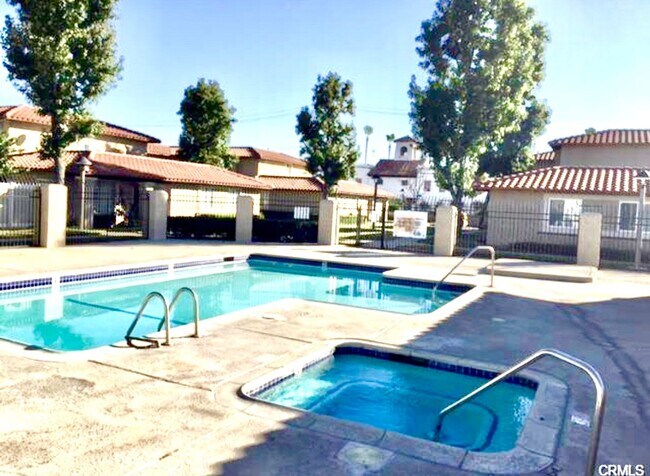 Building Photo - Charming 2 Bedroom 1.5 Bathroom Townhome w...