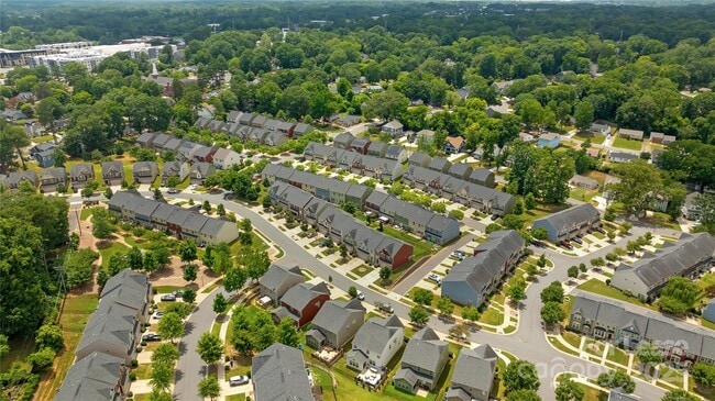 Building Photo - 1818 Fleetwood Dr