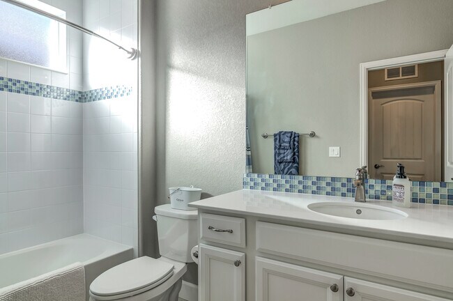 2nd bathroom, sunny and bright. - 1410 Promontory Bluff Vw