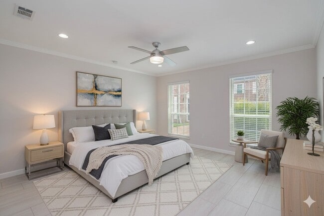 Building Photo - 355 N Post Oak Ln