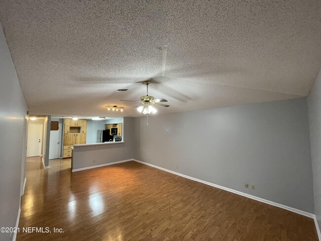 Building Photo - 1827 Wildwood Creek Ln