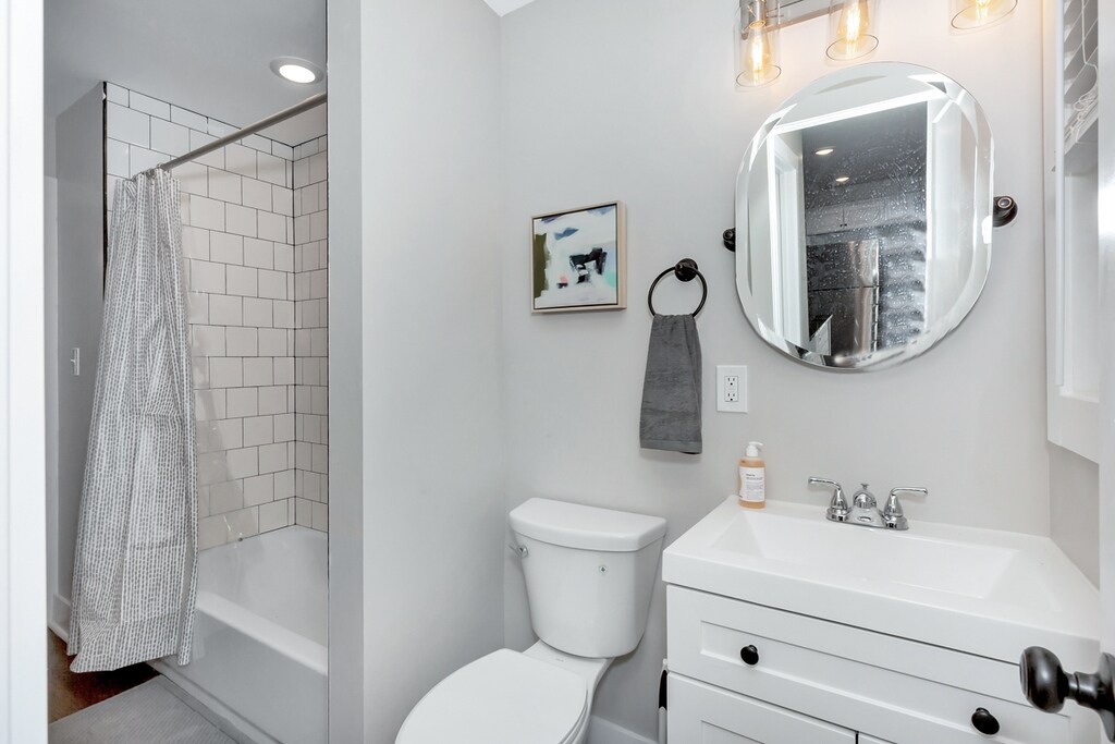 Building Photo - 1805 Oakwood Ave NE